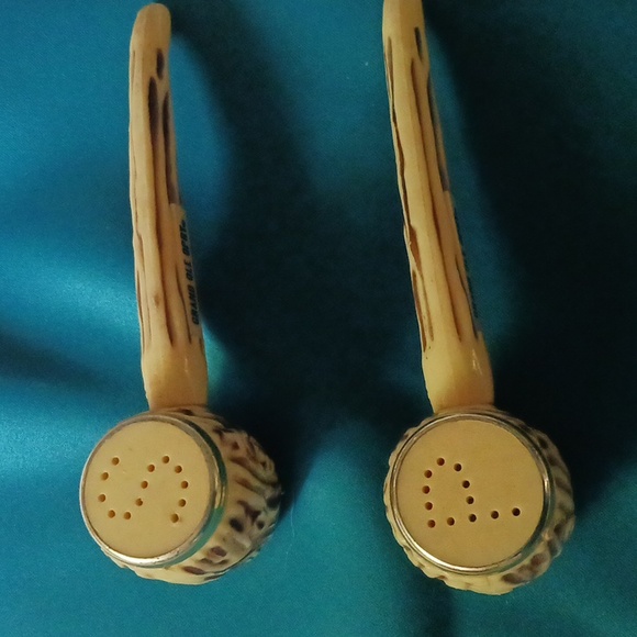 Grand Ole Opry Salt and Pepper Shakers..In Good Gentle Condition. - Picture 3 of 3